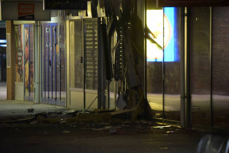 Ravage na plofkraak, winkelcentrum en 14 woningen ontruimd