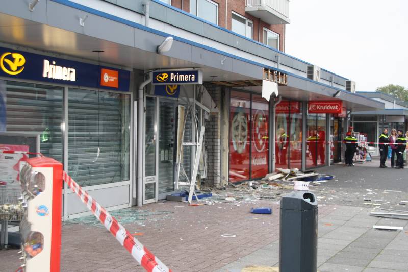 Enorme ravage bij daglicht plofkraak ING-bank