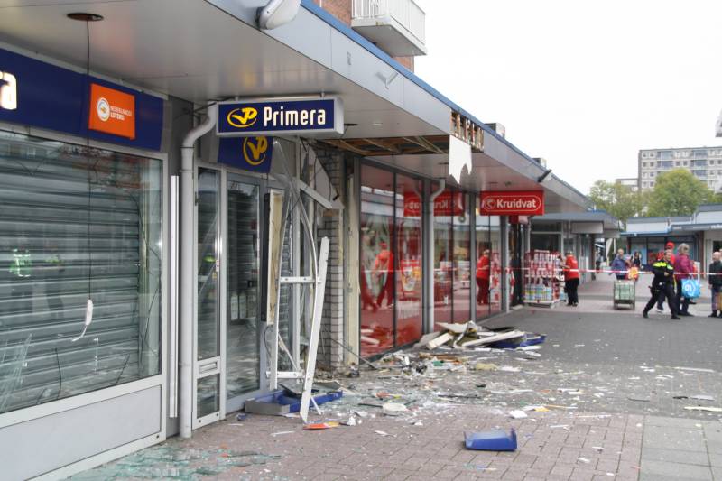 Enorme ravage bij daglicht plofkraak ING-bank