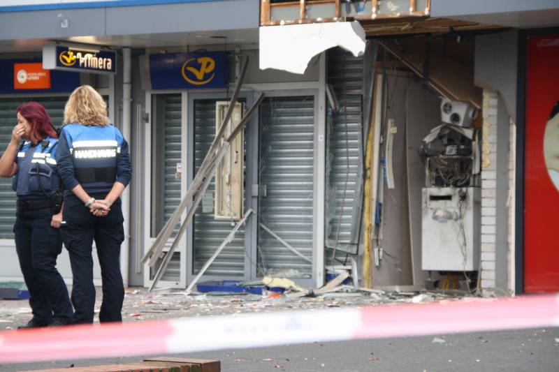 Enorme ravage bij daglicht plofkraak ING-bank