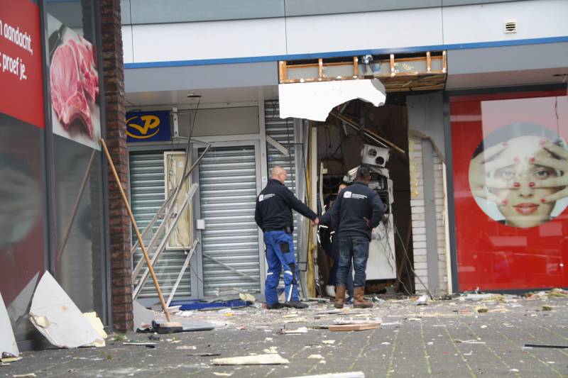 Enorme ravage bij daglicht plofkraak ING-bank