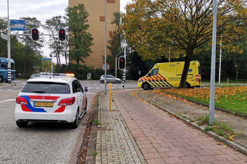 Twee fietsers botsen op fietspad