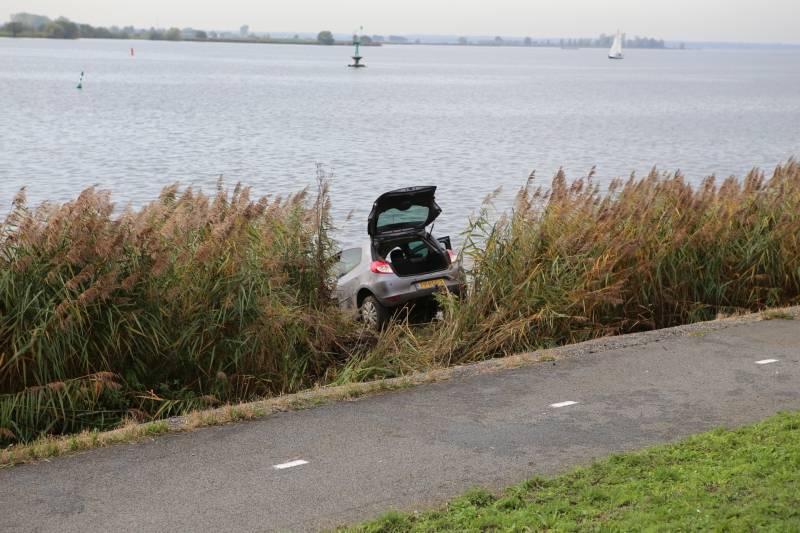 Automobilist raakt van de weg belandt in Eemmeer