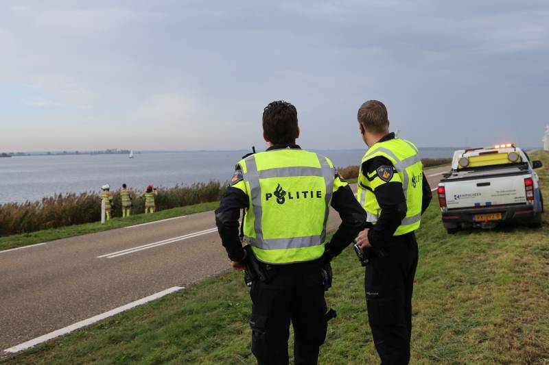 Automobilist raakt van de weg belandt in Eemmeer