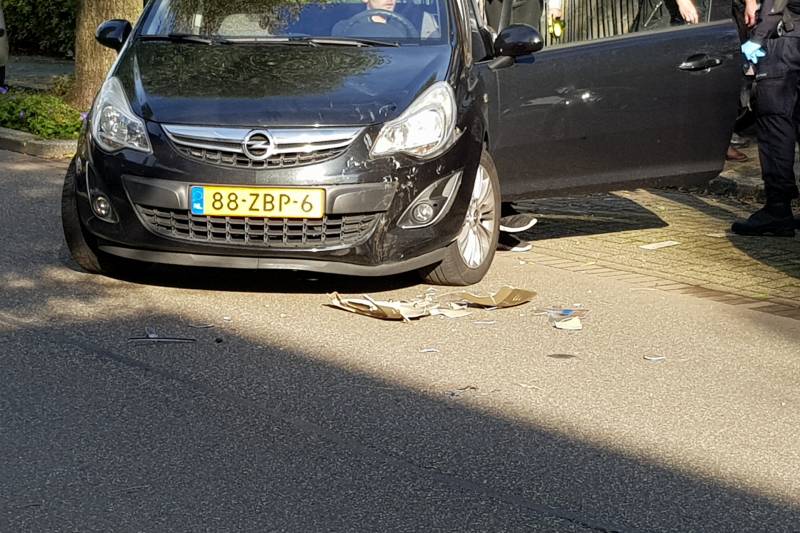 Automobilist ziet scooterrijdster over het hoofd bij verlaten parkeervak