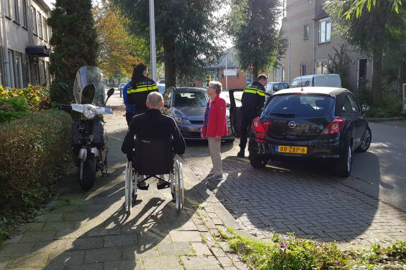 Automobilist ziet scooterrijdster over het hoofd bij verlaten parkeervak