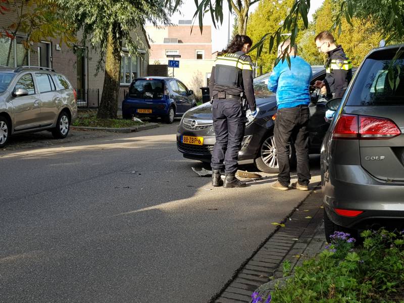 Automobilist ziet scooterrijdster over het hoofd bij verlaten parkeervak