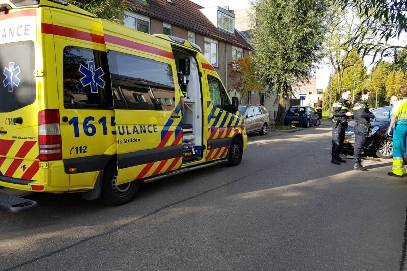 Automobilist ziet scooterrijdster over het hoofd bij verlaten parkeervak