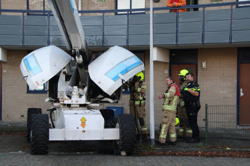 Motor van hoogwerker vliegt in brand