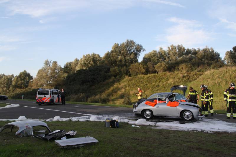 Inzittenden klassieke Porsche gewond bij frontale aanrijding