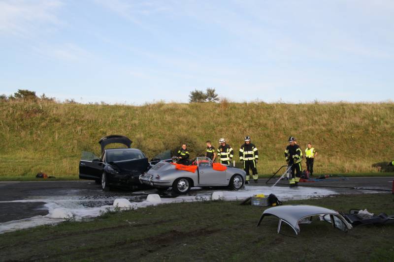 Inzittenden klassieke Porsche gewond bij frontale aanrijding