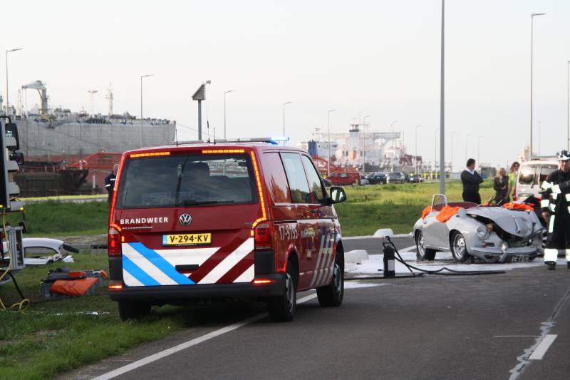 Inzittenden klassieke Porsche gewond bij frontale aanrijding
