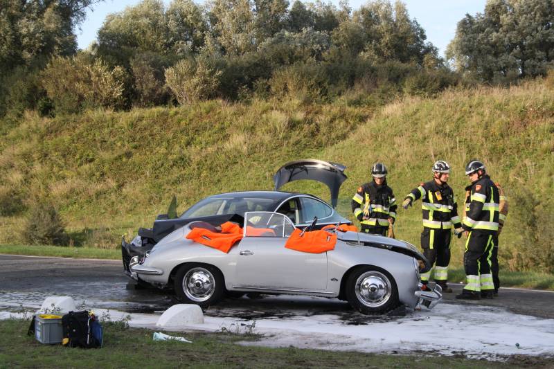 Inzittenden klassieke Porsche gewond bij frontale aanrijding