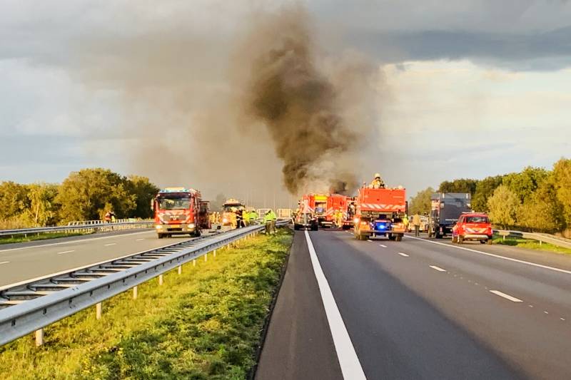Vrachtwagen vliegt in brand na aanrijding, chauffeur overleden