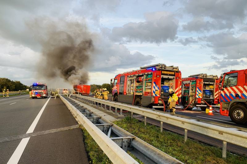 Vrachtwagen vliegt in brand na aanrijding, chauffeur overleden