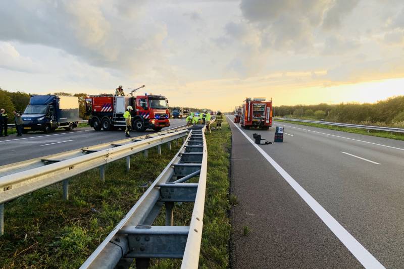 Vrachtwagen vliegt in brand na aanrijding, chauffeur overleden