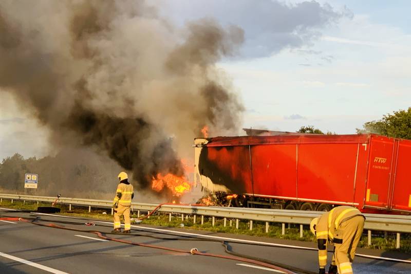 Vrachtwagen vliegt in brand na aanrijding, chauffeur overleden