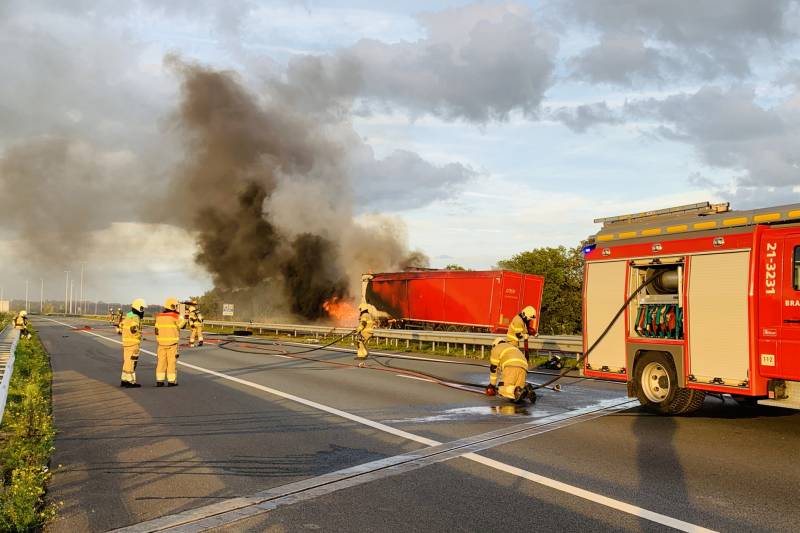Vrachtwagen vliegt in brand na aanrijding, chauffeur overleden