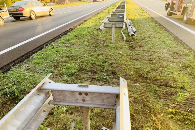 Vrachtwagen vliegt in brand na aanrijding, chauffeur overleden