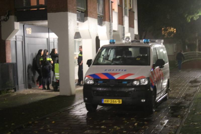 Jongeman op de vlucht na steekpartij wooncomplex