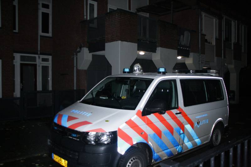 Jongeman op de vlucht na steekpartij wooncomplex