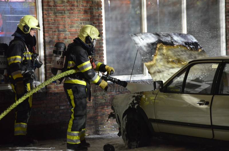 Auto verwoest na brand