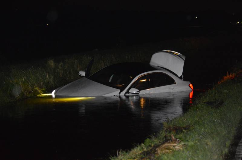 Automobilist rijdt met dure bolide de plomp in