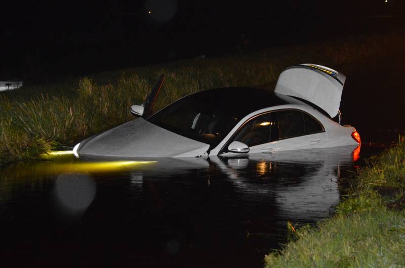 Automobilist rijdt met dure bolide de plomp in