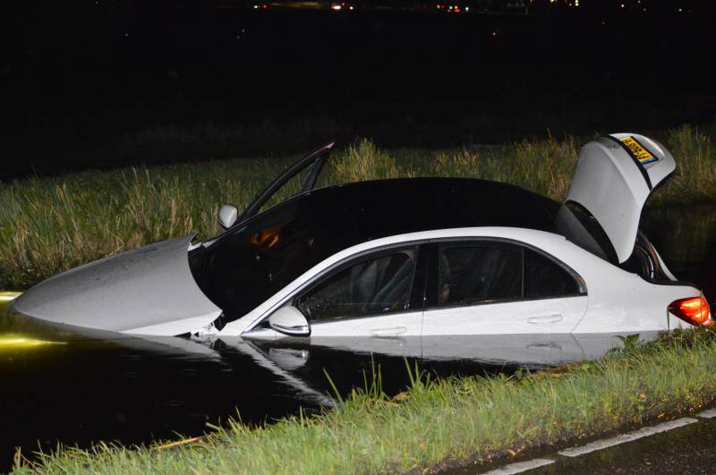 Automobilist rijdt met dure bolide de plomp in