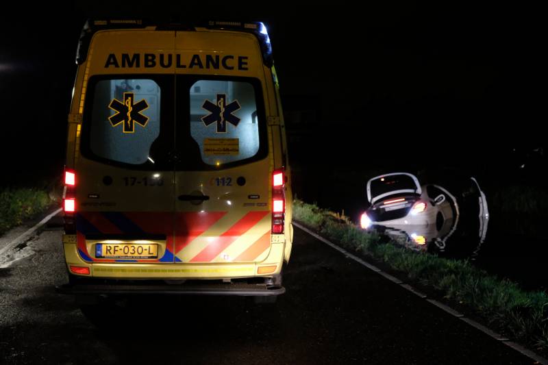 Automobilist rijdt met dure bolide de plomp in