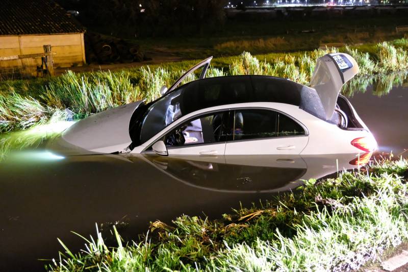 Automobilist rijdt met dure bolide de plomp in