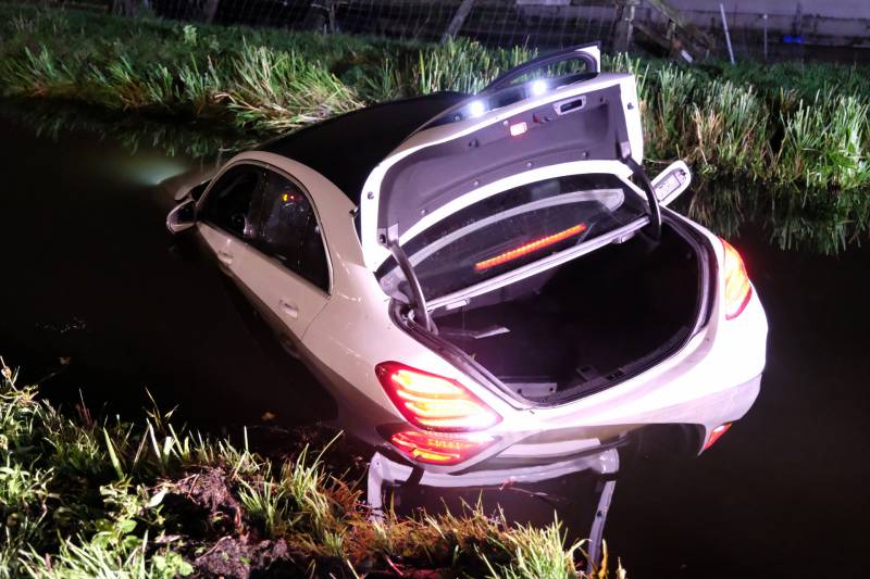 Automobilist rijdt met dure bolide de plomp in