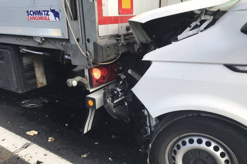 Ravage na botsing tussen vrachtwagen en meerdere voertuigen
