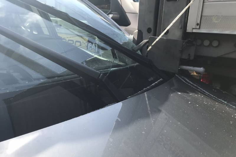 Ravage na botsing tussen vrachtwagen en meerdere voertuigen