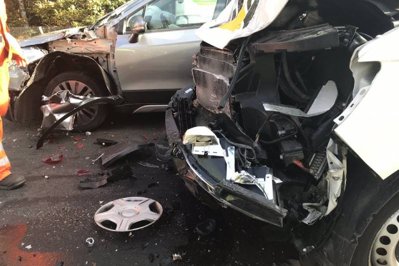 Ravage na botsing tussen vrachtwagen en meerdere voertuigen