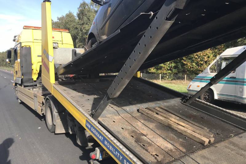 Ravage na botsing tussen vrachtwagen en meerdere voertuigen