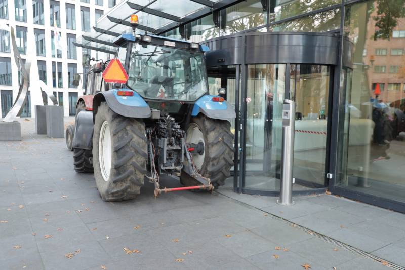 Ingang Friesland Campina door boeren geblokkeerd