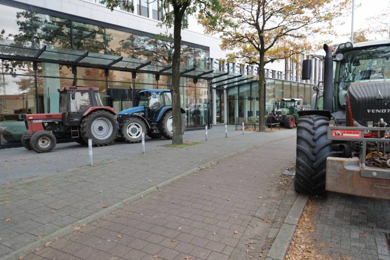 Ingang Friesland Campina door boeren geblokkeerd