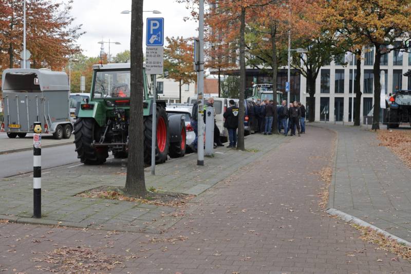 Ingang Friesland Campina door boeren geblokkeerd