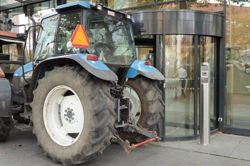 Ingang Friesland Campina door boeren geblokkeerd