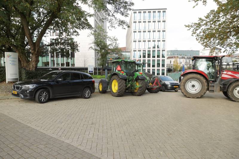 Ingang Friesland Campina door boeren geblokkeerd