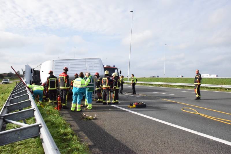 Bestelbus op zijn kant na aanrijding