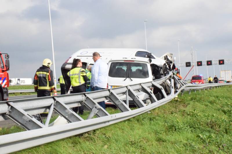Bestelbus op zijn kant na aanrijding