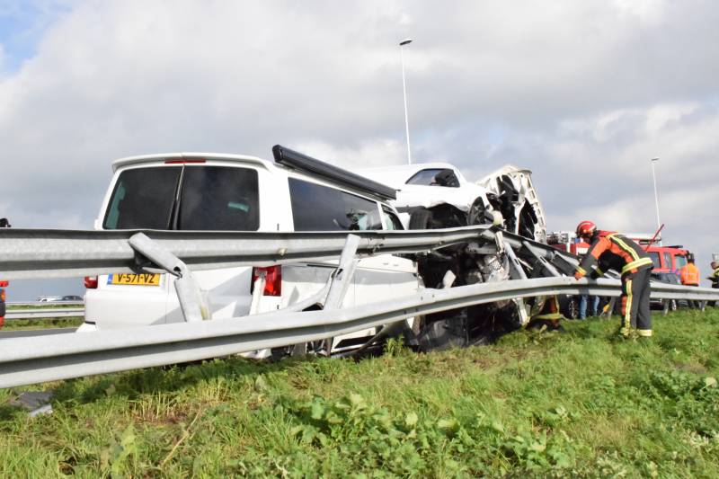 Bestelbus op zijn kant na aanrijding