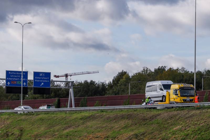 Rijbaan afgesloten na ongeval A28