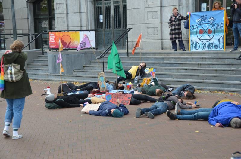 Extinction Rebellion demonstreert bij Rijksuniversiteit Groningen