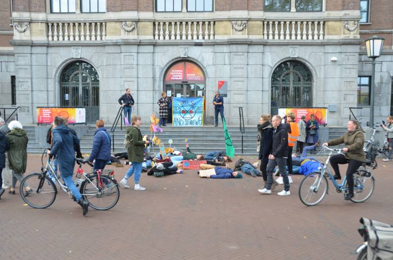 Extinction Rebellion demonstreert bij Rijksuniversiteit Groningen
