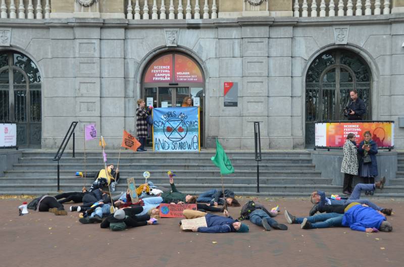 Extinction Rebellion demonstreert bij Rijksuniversiteit Groningen