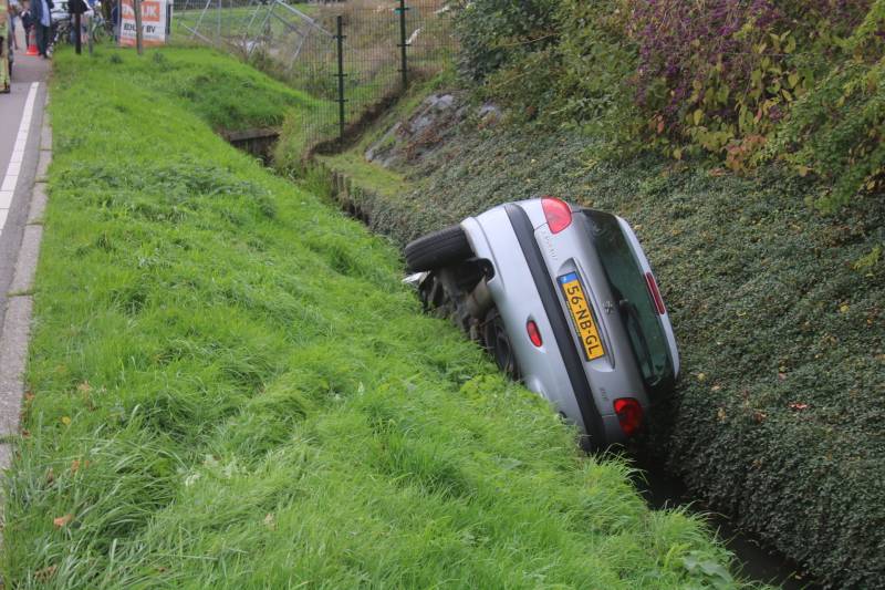 Auto in de sloot na onwelwording