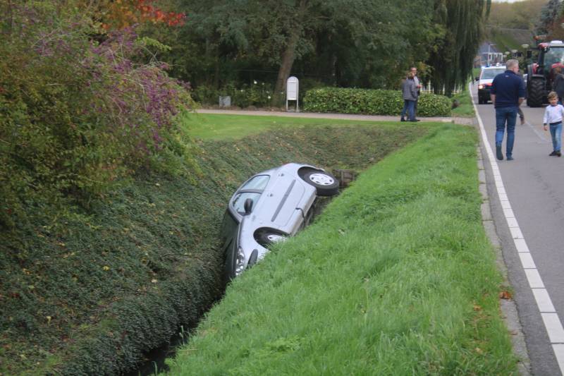 Auto in de sloot na onwelwording